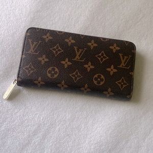 long wallet. In great condition.